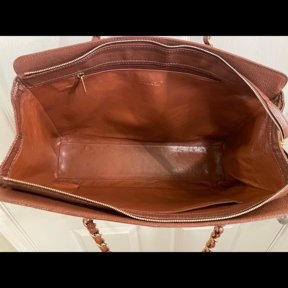 VINTAGE AUTHENTIC CHANEL CAVIAR IRIDESCENT TOTE - Picture 2 of 13